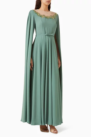 قفطان مزين بحزام وتطريزات