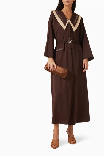 عباية بحزام على الخصر