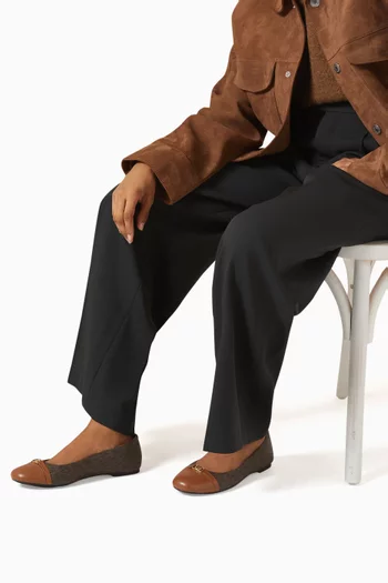 حذاء باليرينا ماندي بكعب مسطح قنب بنقشة شعار الماركة