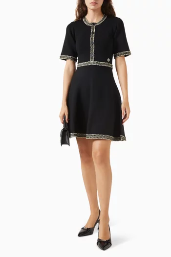 فستان قصير مطرز بنسيج بوكليه