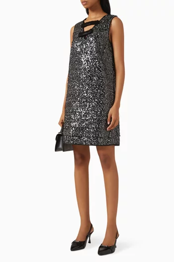 فستان قصير مطرز وعقد تويد