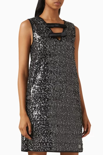 فستان قصير مطرز وعقد تويد