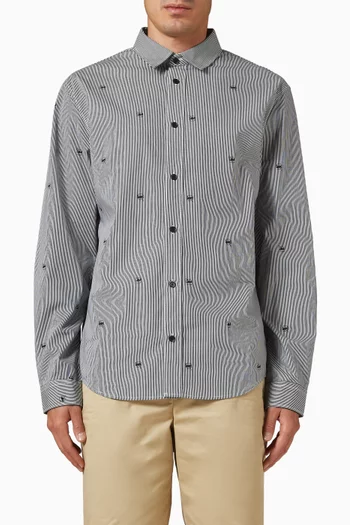 قميص مخطط بشعار الماركة الشهير