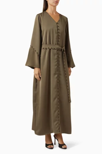 عباية بحزام وتطريزات باللؤلؤ