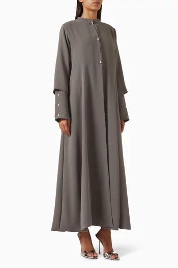 عباية بياقة عالية وتطريزات باللؤلؤ كريب