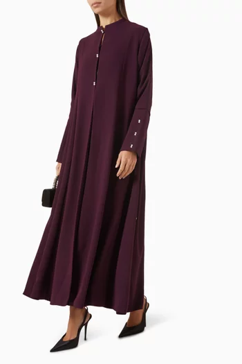 عباية بياقة عالية وتطريزات باللؤلؤ كريب