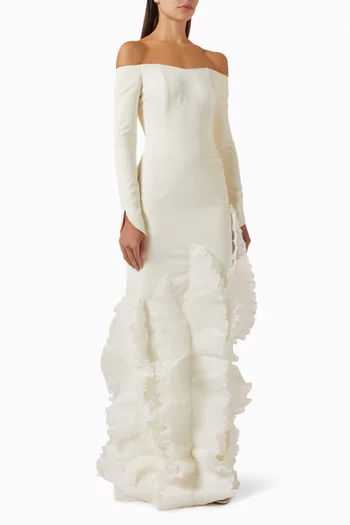 فستان طويل بأكتاف مكشوفة وكشكش كريب