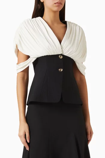 بلوزة بطيات وفتحة رقبة شكل V