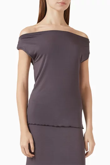 بلوزة بأكتاف مكشوفة ودرابيه جيرسيه