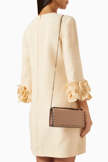 حقيبة مزينة بحلي هرمية بسلسلة جلد عجل