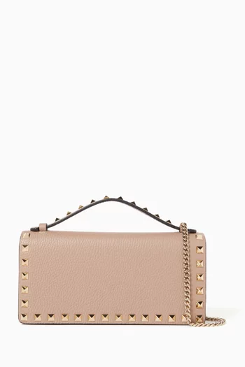 حقيبة مزينة بحلي هرمية بسلسلة جلد عجل