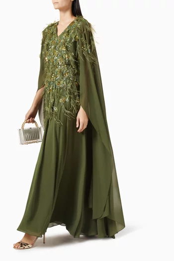 قفطان بكاب وأشرطة بريش