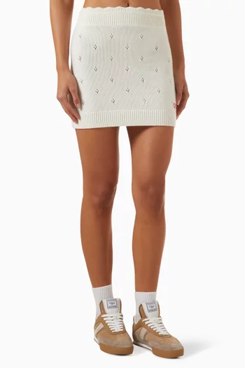 تنورة قصيرة بتفاصيل مفرغة نسيج