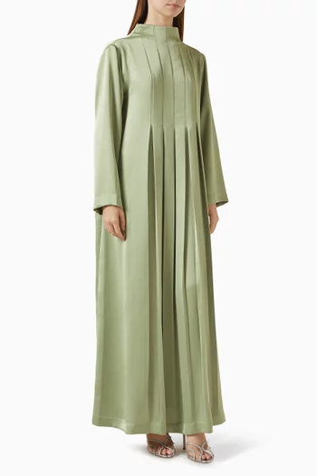 فستان بياقة عالية وطيّات