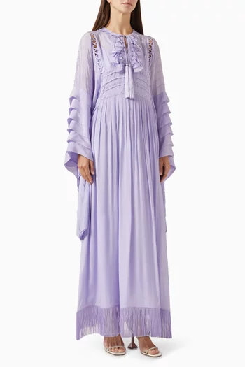 فستان طويل بشرّابات وقصة متعددة الطبقات