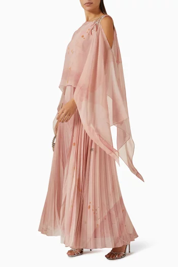 فستان طويل مطرز بطيات