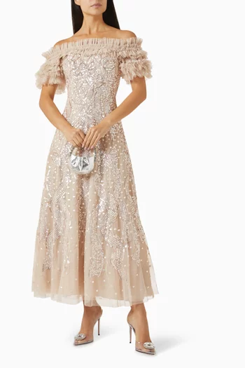 فستان سهرة بأكتاف مكشوفة وتطريزات بالترتر