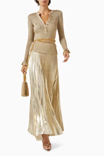 فستان بطيّات وسلسلة نسيج مضلع