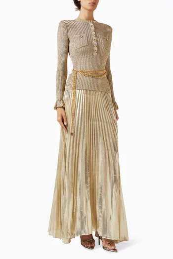 فستان بطيّات وسلسلة نسيج مضلع