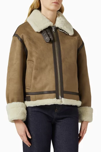 جاكيت بقصة فضفاضة مزينة بالفرو