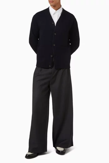 كارديغان بفتحة رقبة حرف V