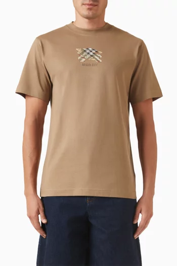 تي شيرت بشعار الفروسية ونقشة مربعات قطن