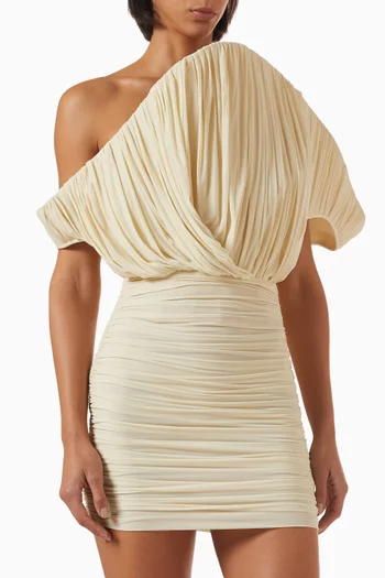 فستان قصير بكتف مكشوف ودرابيه يشبه المروحة