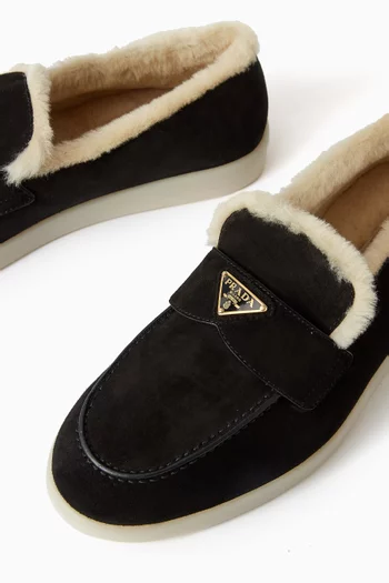 حذاء سهل الارتداء بشعار الماركة شمواه وفرو