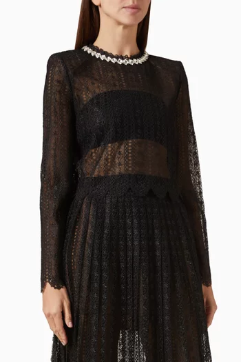 بلوزة مزينة بتطريزات أورجانزا ودانتيل