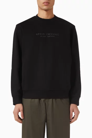 سويت شيرت بفتحة رقبة مستديرة وشعار الماركة بلون مماثل