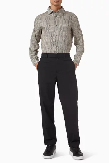 قميص بياقة صينية وطبعة شعار الماركة بالكامل قماش معالج