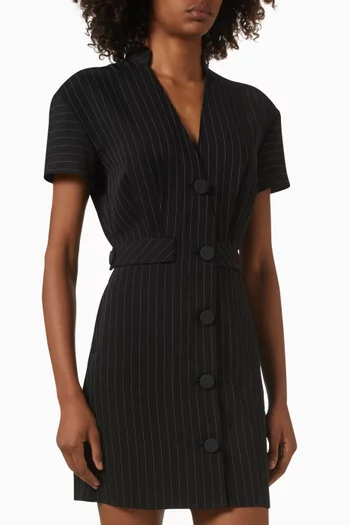 فستان قصير بفتحة رقبة V ونقشة مخططة