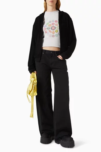 تي شيرت بقصة ضيقة وطبعات شعار الماركة على شكل دائري