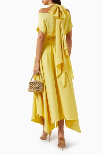 فستان طويل بفتحات على الأكتاف