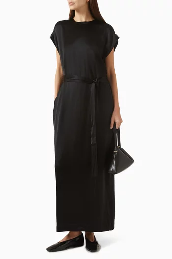 فستان بفتحة رقبة مستديرة وحزام ستان