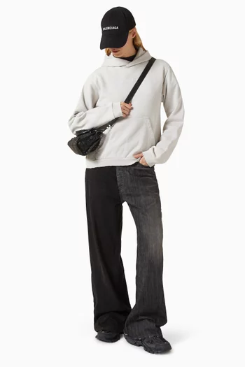 كنزة بغطاء رأس بقصة متوسطة الطول وشعار الماركة في الخلف صوف سريع الجفاف