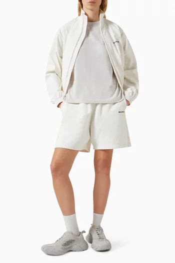 تي شيرت بقصة متوسطة الطول وشعار الماركة في الخلف