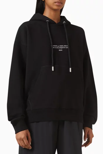 كنزة بغطاء رأس سكيت بطبعة عبارة قطن