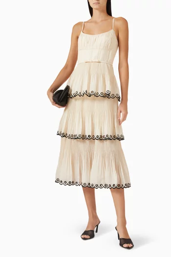 فستان متوسط الطول متعدد الطبقات ومطرز