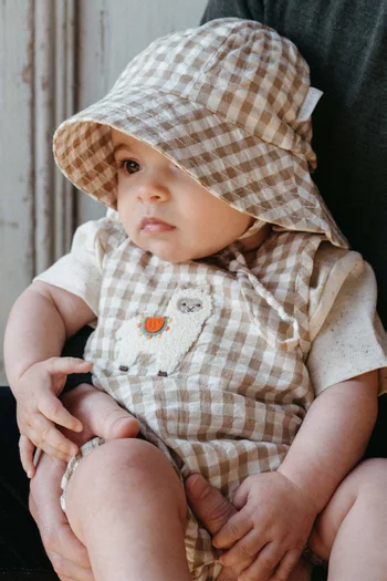 قبعة شمس بنقشة مربعات غينغهام