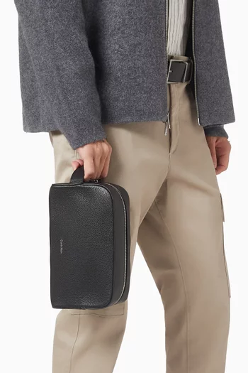 حقيبة مستحضرات العناية الشخصية بشعار الماركة المحفور بتصميم لامع