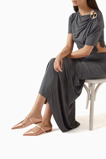 حذاء مورين مفتوح من الخلف بكعب مسطح ستان لامع وجلد