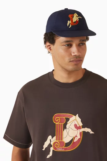 كاب مزين بحرف D وحصان