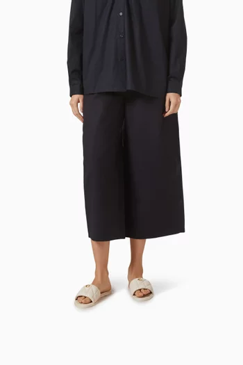 حذاء مفتوح هولي بتصميم مبطّن وكعب مسطح جلد