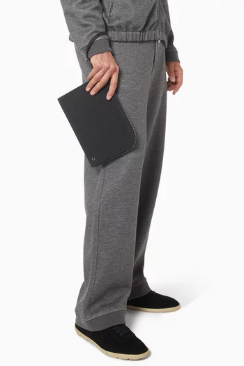 حقيبة صغيرة بطبعة شعار الماركة بنمط مموج جلد