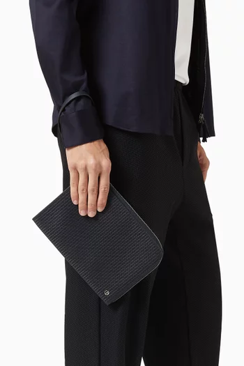 حقيبة صغيرة بنقشة مموجة وشعار الماركة جلد