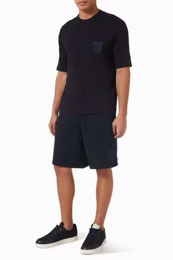 تي شيرت بشعار الماركة قطن