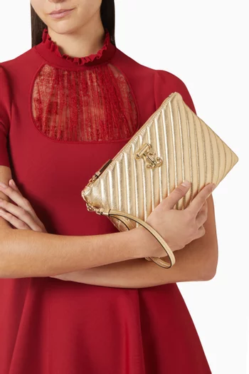 حقيبة صغيرة بسحّاب وشعار الماركة جلد