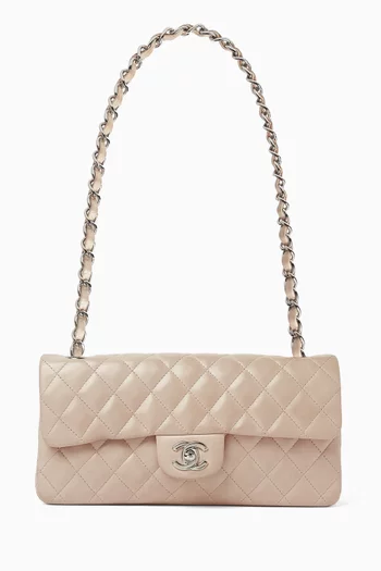 حقيبة كتف كلاسيكية صغيرة بغطاء قلاب جلد مستعملة بعناية