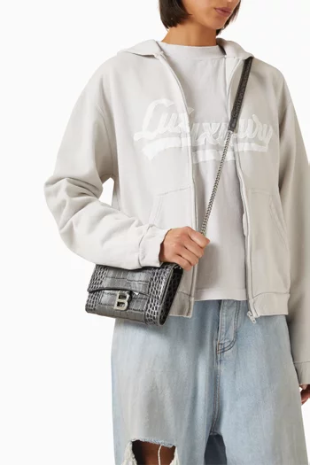 حقيبة اورجلاس صغيرة بسلسلة جلد بنقشة جلد التمساح